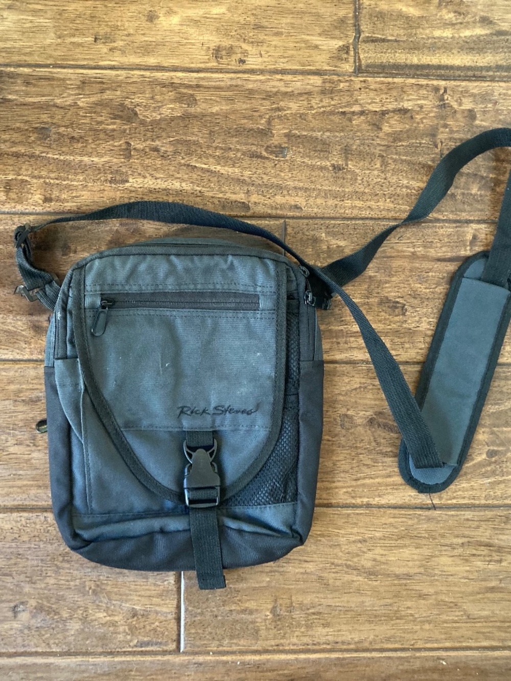 Rick Steves Europe Travel Gear Veloce Guide Bag For iPad Crossbody Grey